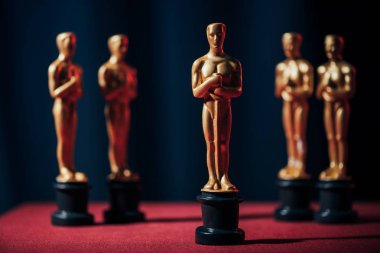 KYIV, UKRAINE - 10 HAZİRAN 2019: koyu arkaplanda Hollywood Altın Oscar ödülleri sırası