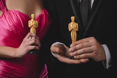 KYIV, UKRAINE - 10 HAZİRAN 2019: Oskar ödüllerini taşıyan kadın ve erkeğin seçici odak noktası siyah