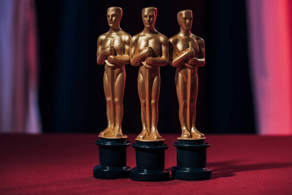 КИЕВ, УКРАИНА - 10 ЯНВАРЯ 2019 года: селективный фокус наград "Золотой Оскар" на черном фоне