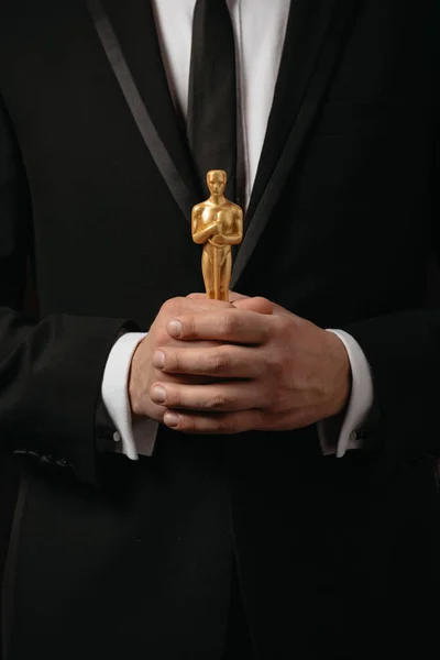 Kyiv Ukrajina Června 2019 Oříznutý Pohled Muže Obleku Držícího Oscarovu — Stock fotografie