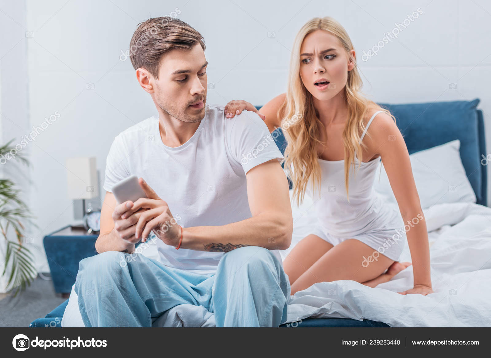 Жена изменяет. Развод в отношениях. Жена изменяет мужа с другом кухни. Парень и девушка завтракают. Жена изменяет мужа с другом кухни.