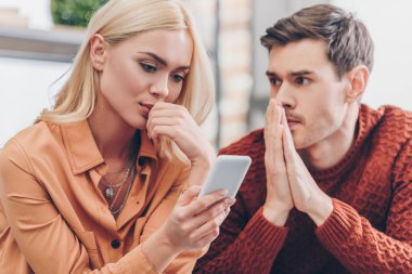 Genç adamın güvensizlik kavram istimal Smartphone vasıl ev, kız arıyorum