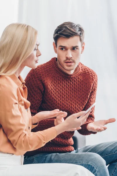 Young Couple Quarreling Smartphone Home Jealousy Concept — Stock Photo, Image