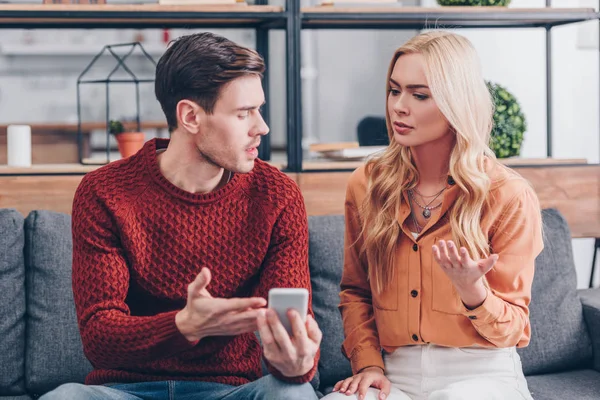 Emotional Young Couple Quarreling Smartphone Home Jealousy Concept — Stock Photo, Image