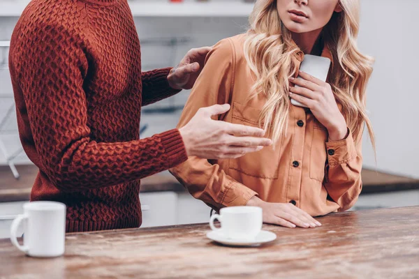 Cropped Shot Man Quarreling Girlfriend Holding Smartphone Kitchen Distrust Concept — Stock Photo, Image