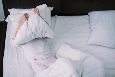 depresif kadın evde yatakta yatan süre yastık yüzü kapsayan