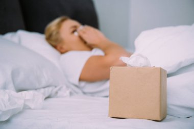 seçici odak doku kutusunun arka plan üzerinde yatakta gözyaşlarını silerek kadınla
