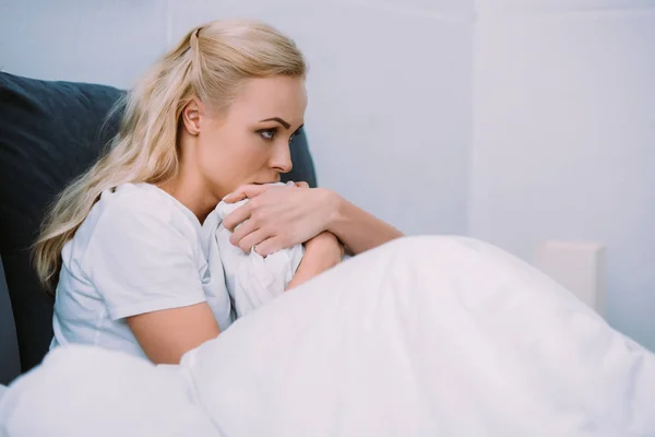 Selective Focus Scared Woman Holding Blanket Bed Home — Stock Photo, Image