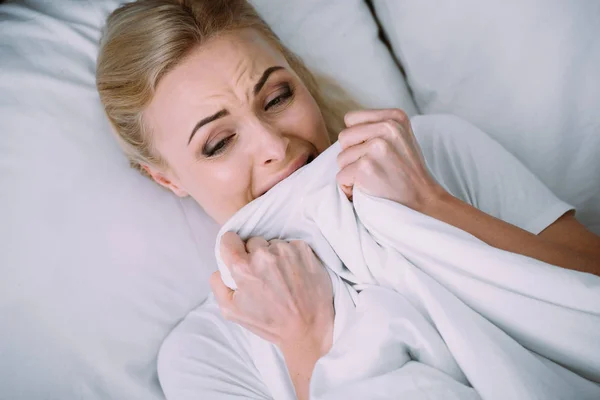 Mulher Assustada Deitada Cama Chorando Segurando Cobertor — Fotografia de Stock