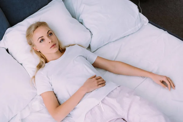 Засмучена Жінка Піжамі Лежить Ліжку Вдома — стокове фото
