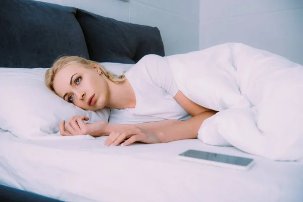 Αναστατωμένος Γυναίκα Ξαπλωμένη Smartphone Στο Κρεβάτι Στο Σπίτι Και Ψάχνει — Φωτογραφία Αρχείου