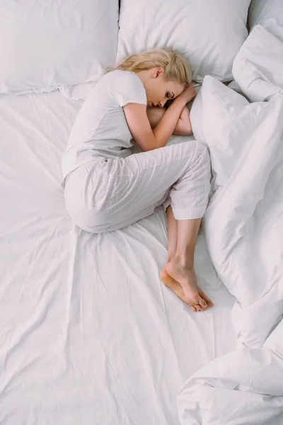 Ansicht Von Oben Gestresste Frau Liegt Hause Bett — Stockfoto