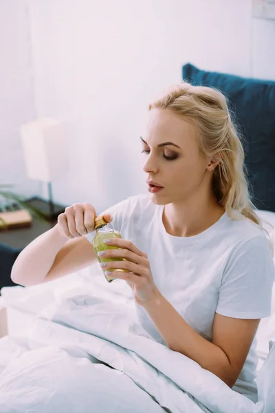 Femme Bouleversée Tenant Bouteille Avec Des Médicaments Lit — Photo