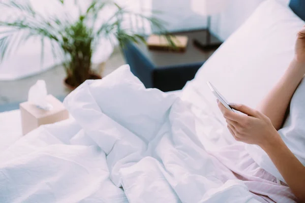 Vista Recortada Mujer Usando Teléfono Inteligente Cama Casa —  Fotos de Stock