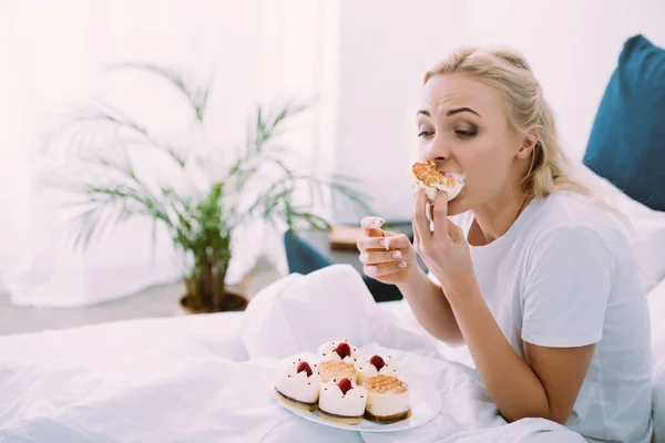 Selective Focus Stressed Woman Pajamas Eating Cake Bed Alone — Stock Photo, Image