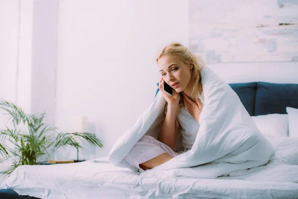Upprörd Kvinna Omfattas Filt Talar Smartphone Sängen Hemma Med Kopia — Stockfoto