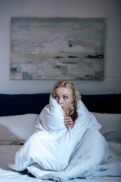 Испуганная Женщина Покрытая Одеялом Смотрит Спальню — стоковое фото
