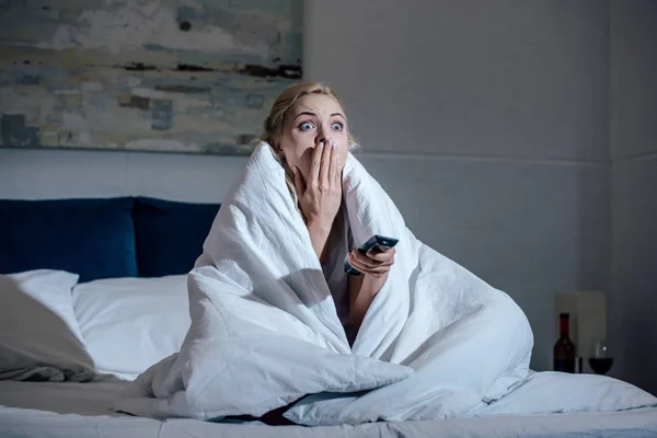 Mujer Asustada Cubriendo Boca Con Mano Mientras Televisión Cama Casa — Foto de Stock