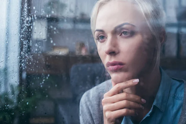 Triste Mujer Adulta Pensativo Tocar Cara Casa Través Ventana Con — Foto de Stock