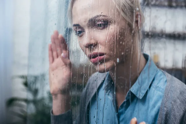 Mulher Adulta Deprimida Tocando Janela Com Gotas Chuva — Fotografia de Stock