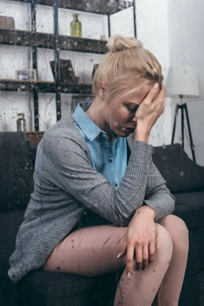 Traurige Erwachsene Frau Berührt Kopf Und Hat Kopfschmerzen Hause Durch — Stockfoto