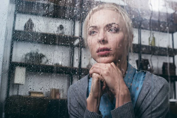 Üzgün Yetişkin Kadın Katlanmış Ellerle Uzakta Evde Pencereden Yağmur Damlaları — Stok fotoğraf