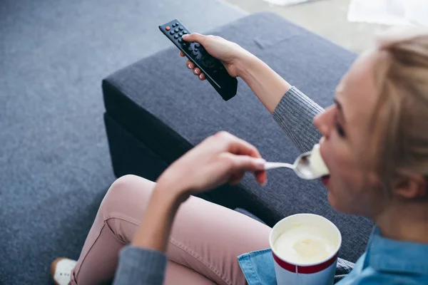 Vista Cortada Mulher Sentada Sofá Comer Sorvete Enquanto Assiste — Fotografia de Stock