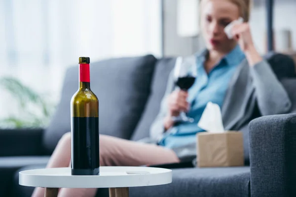 Enfoque Selectivo Botella Vino Con Mujer Sosteniendo Vaso Vino Limpiando — Foto de Stock