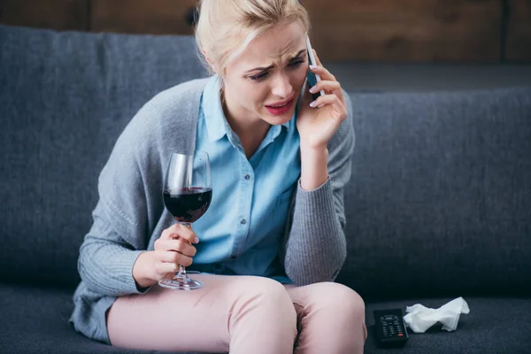 Sad Woman Sitting Couch Holding Glass Red Wine Talking Smartphone — Stock Photo, Image