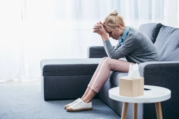 Depressive Frau Sitzt Mit Gefalteten Händen Hause Auf Couch — Stockfoto