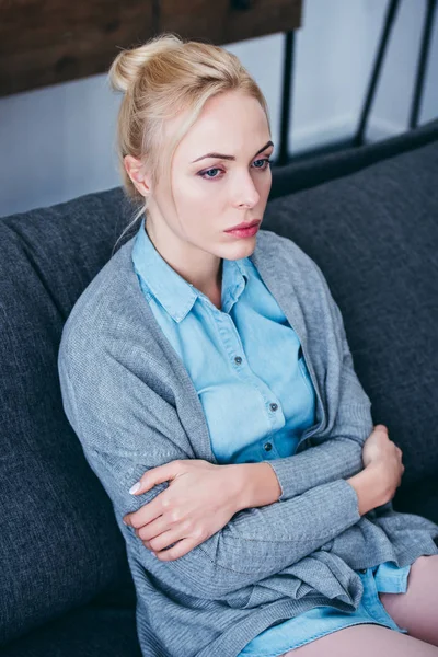 Bela Mulher Chateada Com Braços Cruzados Sentado Sofá Casa — Fotografia de Stock