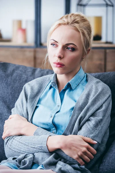 Selektiver Fokus Der Schönen Aufgebrachten Frau Mit Verschränkten Armen Die — Stockfoto