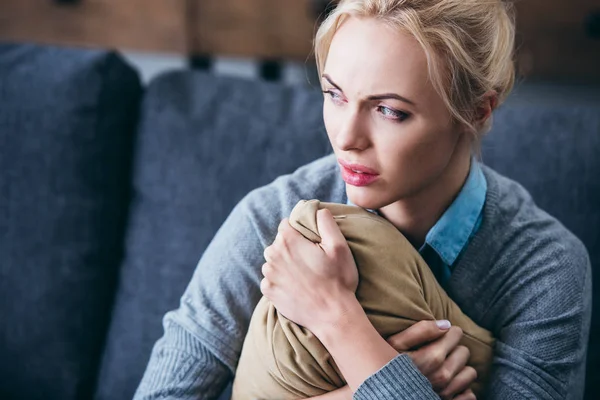 Sad Woman Sitting Couch Holding Pillow Home — Stock Photo, Image