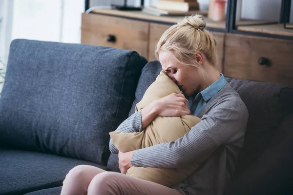 Traurige Frau Sitzt Auf Couch Weint Und Hält Kissen Hause — Stockfoto