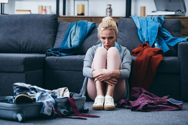 Treurige Vrouw Zitten Met Verspreide Kleding Koffer Het Breken Met — Stockfoto