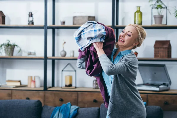 Angry Woman Throwing Clothes Living Room Breaking Boyfriend — Stock Photo, Image