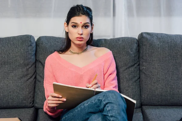 Attraktive Indische Studentin Mit Bindi Die Hause Mit Notizbuch Lernt — Stockfoto