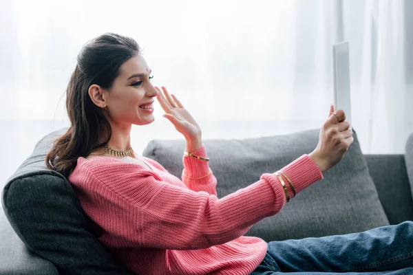 Donna Indiana Sorridente Che Saluta Videochiamate Tablet Digitale — Foto Stock