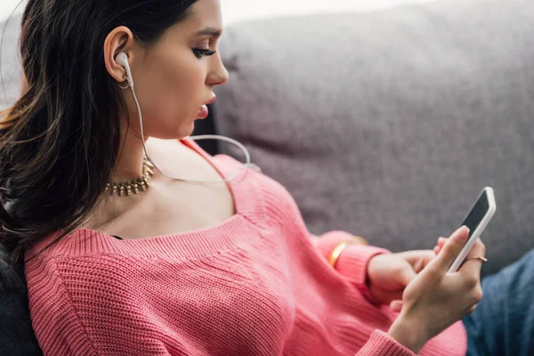 Mujer India Atractiva Escuchando Música Con Auriculares Usando Teléfono Inteligente —  Fotos de Stock