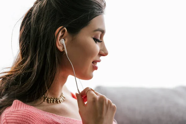Vackra Leende Indisk Kvinna Lyssnar Musik Med Hörlurar — Stockfoto