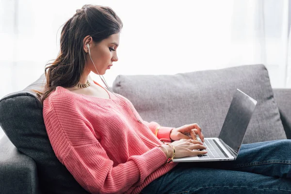 Donna Indiana Con Auricolari Utilizzando Laptop Con Schermo Bianco Mentre — Foto Stock