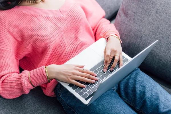 Vista Cortada Mulher Roupas Rosa Usando Laptop Enquanto Deitado Sofá — Fotografia de Stock