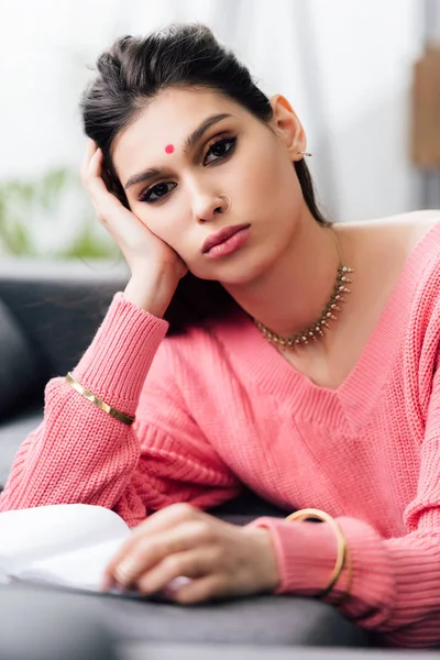 Upprörd Uttömt Indiska Studenten Med Bindi Studera Hemma — Stockfoto