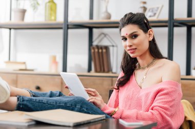 tablet ve kitap okuyan bindi çekici Hintli kadın 