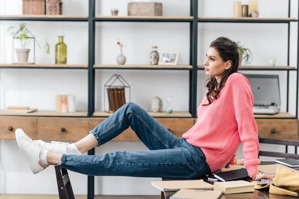 Estudiante Indio Descansando Mesa Con Cuadernos Casa — Foto de Stock