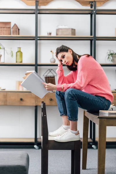 Estudiante Indio Con Bindi Estudiando Con Cuaderno Casa — Foto de Stock