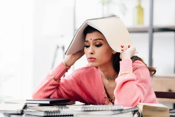 Müder Indischer Student Mit Bindi Der Hause Mit Notizbüchern Lernt — Stockfoto