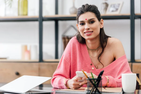 Boldog Indiai Diák Bindi Használ Smartphone Asztalnál Laptop — Stock Fotó