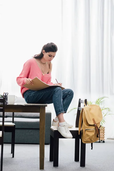 Estudante Indiano Atraente Escrever Notebook Estudar Casa — Fotografia de Stock