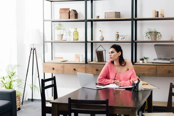 Tankeväckande Indisk Kvinna Som Studerar Med Laptop Hemma — Stockfoto